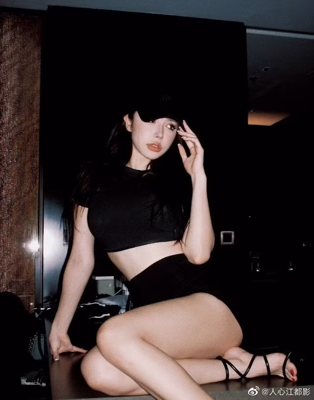 Nhiều người dành lời khen ngợi cho hot girl này: "Vóc dáng siêu tưởng", "Vô cùng xinh đẹp", "Chiếc váy làm tôn thêm vẻ đẹp của bạn", "Có chút mềm mại, ngọt ngào mà lại quyến rũ nữa",...