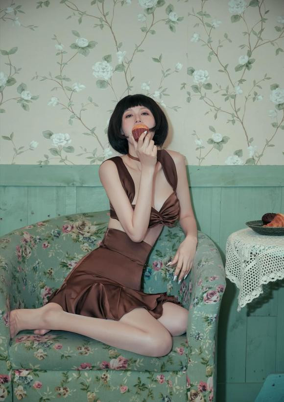 Từ thần thái, trang phục, kiểu tóc đến cách trang điểm đều giúp cho 8X khoe trọn những điểm nổi bật trên cơ thể.