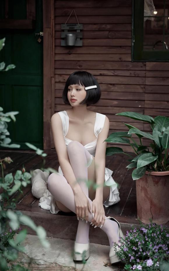 Diện trang phục được khoét xẻ táo bạo, hot mom 2 con đã khoe trọn đường cong cơ thể.