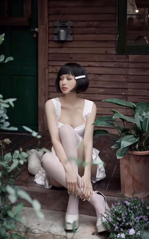 Diện trang phục được khoét xẻ táo bạo, hot mom 2 con đã khoe trọn đường cong cơ thể.