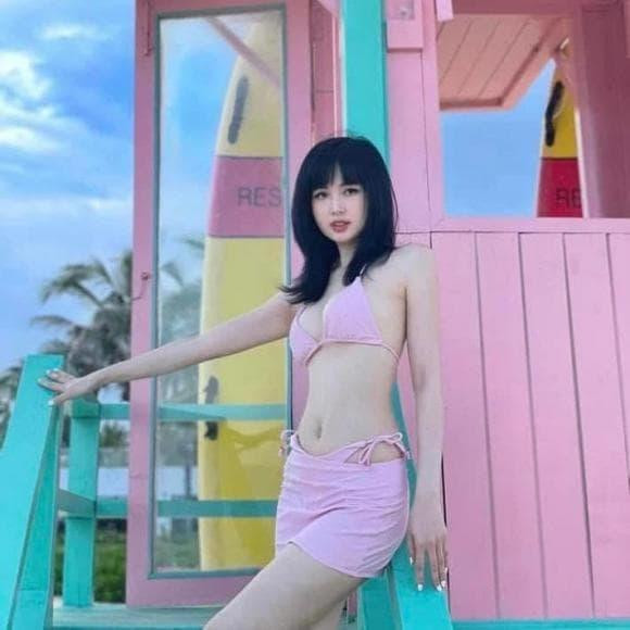 Ở đỉnh cao sự nghiệp, gái xinh họ Phạm kết hôn với doanh nhân Chu Ngọc Thành vào cuối năm 2014. Tháng 7/2015, cả hai hạnh phúc chào đón con đầu lòng, đặt tên Alex Chí An.