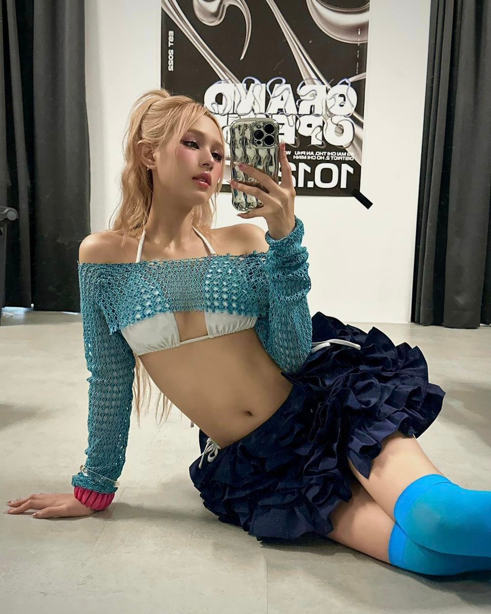 Ngoài ra, vợ streamer Xemesis cũng tích cực thay đổi nhiều tạo hình lẫn phong cách trang điểm để luôn "F5" bản thân trong lối ăn mặc gợi cảm này.