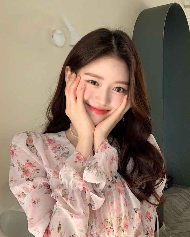 Thần thái ngời ngời, quyến rũ bao ánh nhìn. Nét đẹp trong trẻo, ngọt ngào của Han Gisol cũng là hình tượng nhiều cô gái hướng đến.