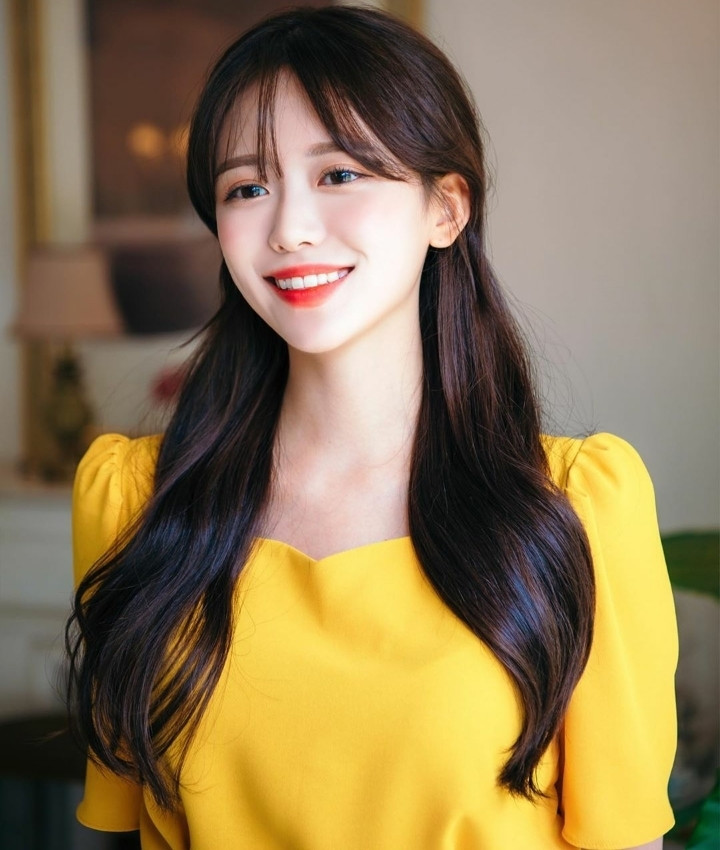 Được biết, cô gái trong hình là Han Gisol - một hot girl nổi tiếng trên mạng xã hội Hàn Quốc. Cô gái thu hút hơn nửa triệu người theo dõi trên mạng xã hội Instagram bởi nét đẹp ngọt ngào, quyến rũ.