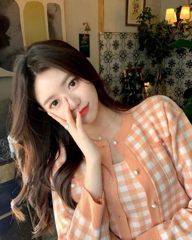 Những bài đăng của người đẹp Hàn Quốc này luôn nhận về lượng tương tác cao trên mạng xã hội nhờ nhan sắc thanh thuần với đôi mắt to và nụ cười tươi duyên dáng cùng làn da trắng mịn của cô.