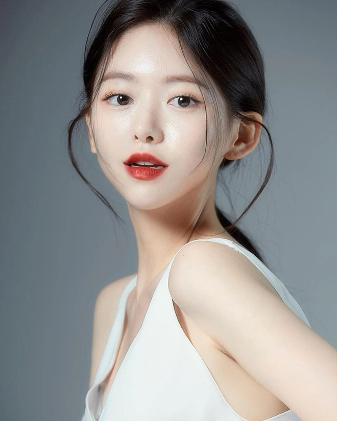 Nhiều người bình luận khen ngợi nhan sắc của hot girl này. "Xinh quá", "Kiểu đẹp mỏng manh, ngọt ngào nhỉ", "Không biết du lịch chỗ nào để tôi cũng đến đó", "Mặt xinh, ăn mặc kín đáo đội nón lá càng xinh hơn",... là những bình luận của dân mạng.