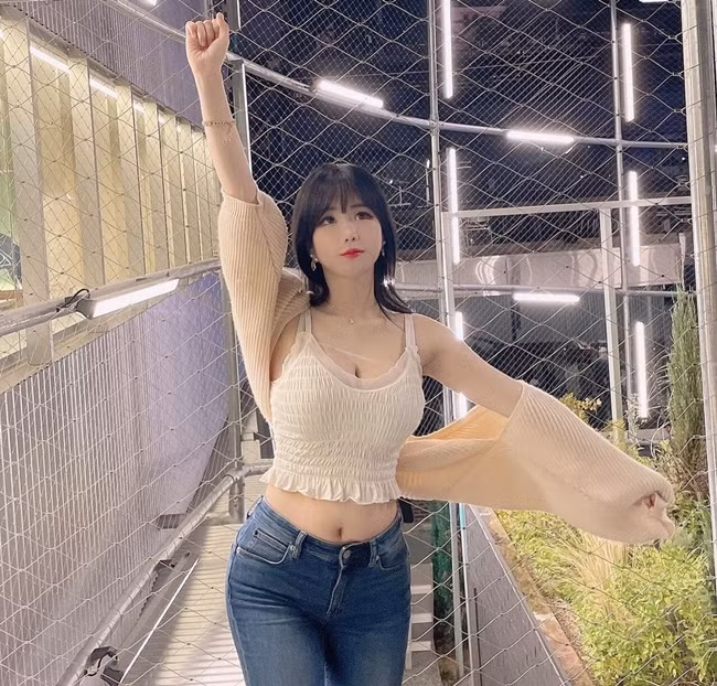 Nữ streamer cũng rất nhanh, tắt phiên livestream nhưng mọi thứ đã chậm, nhất là khi có tới hàng nghìn người đang theo dõi trực tuyến.