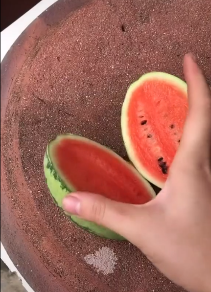 Phía dưới phần bình luận, nhiều netizen xem xong clip đã để lại ý kiến như: "Người ta bổ dưa 1 tay cũng thẳng, mình dùng cả 2 tay mà còn xiêu vẹo rồi lệch.." hay "Nhìn dưa nằm võng đáng yêu ghê. Mà quả ruột đỏ ngon phết đấy chứ".