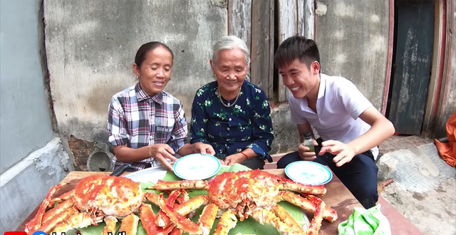 Kênh bà Tân Vlog là người đầu tiên tại Việt Nam thực hiện những món ăn "siêu to khủng lồ" tuy nhiên nếu để ý kỹ, trên thế giới giới "ông tổ" cũng những món ăn khủng này lại là một người khác.