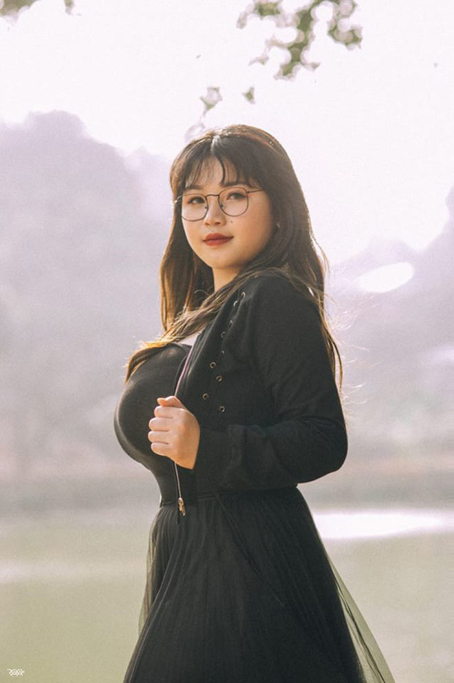 Cụ thể, "hot girl vòng 1 khủng" chia sẻ: "Dù sao thì đã đi phẫu thuật để nó bớt rồi. Vừa lòng mọi người rồi đó. Rồi từ này mình sống vì mình, ngực chọn mình chứ mình không chọn ngực nha. Nghèo mới sợ chứ sợ gì mồm mép thiên hạ".