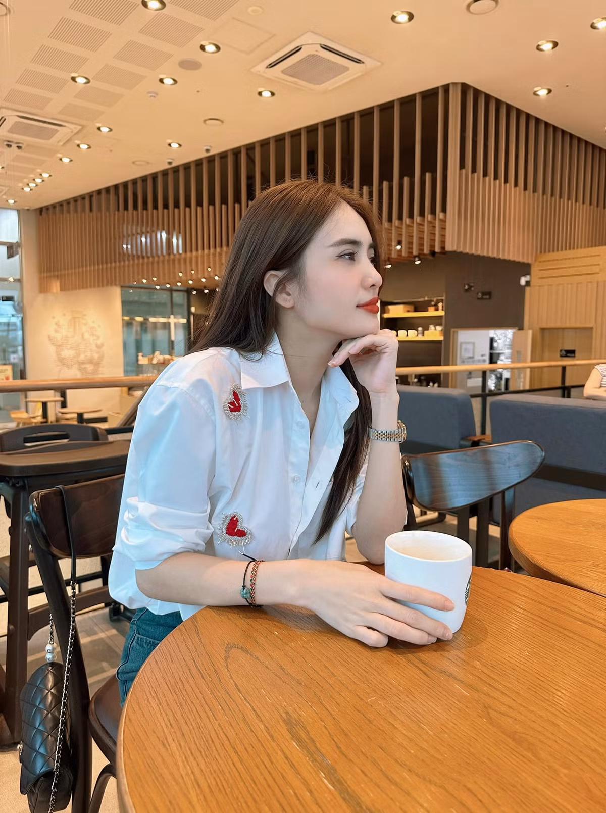 Ở thời điểm nổi tiếng, ngoài thời gian học tập ở trường, Khánh Chi cũng thử sức bản thân ở vai trò người mẫu ảnh, ca sĩ.