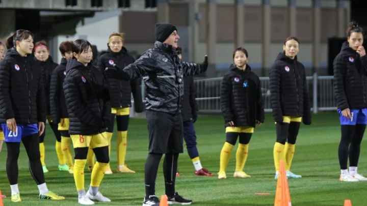 Doi tuyen nu Viet Nam phai mac do nay trong buoi tap dau tien