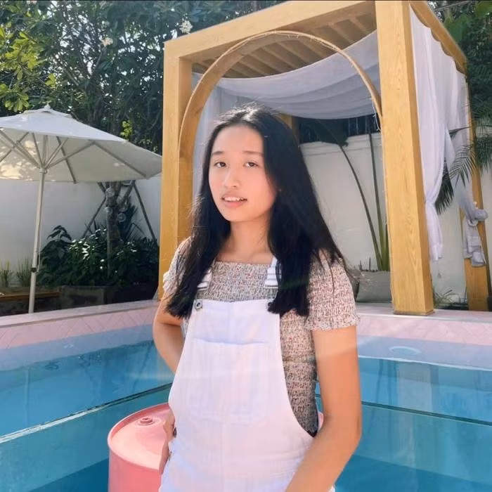 Jenny Huỳnh (tên thật Huỳnh Việt Hoàng Vy, SN 2005) đã có 1 kỳ học tại Đại học Stanford (Mỹ) khá vui vẻ. Cô bạn cũng tranh thủ trong thời gian học tập để ra nhiều clip review về ngôi trường nổi tiếng khiến netizen thích thú và thu về hàng triệu lượt xem.