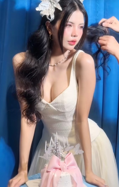 Tại đó, vòng 1 đầy đặn và gợi cảm của Mai Dora nổi bật. Được biết đây là kết quả của chế độ dinh dưỡng hợp lý cùng với sự chăm sóc cơ thể cẩn thận, chứ không phải nhờ vào bất kỳ phương pháp thẩm mỹ nào.