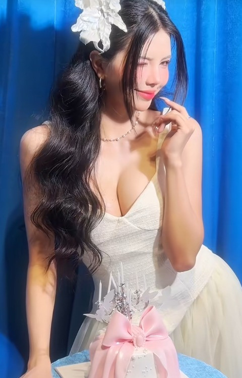 Cụ thể, những thước phim hậu trường không hề qua chỉnh sửa, giúp người xem có thể nhìn thấy rõ vẻ đẹp tự nhiên của Mai Dora.