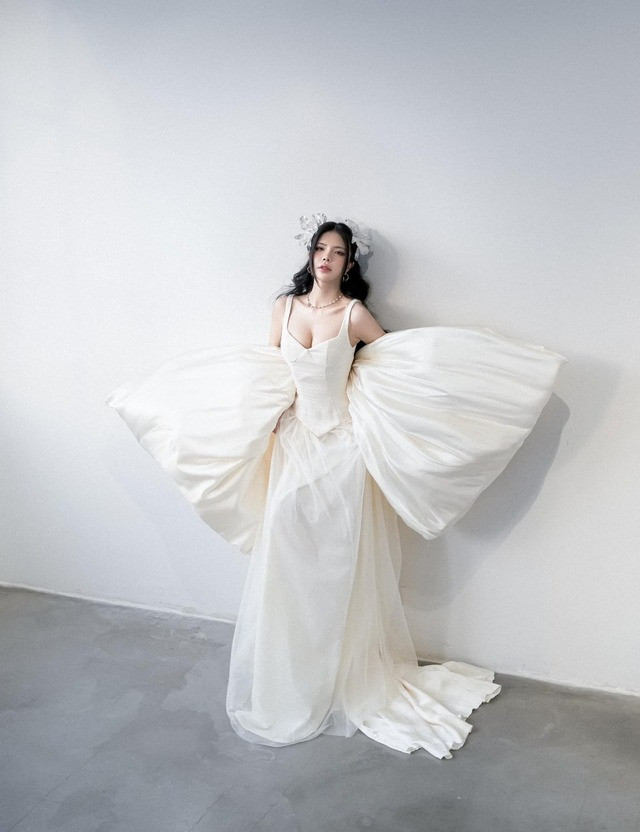 Mai Dora không chỉ là một MC xinh đẹp mà còn là hình mẫu của sự tự tin và mạnh mẽ. Cô đã nhiều lần chia sẻ về hành trình xây dựng hình ảnh bản thân và vượt qua những khó khăn trong công việc cũng như trong cuộc sống.