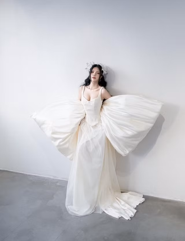 Mai Dora không chỉ là một MC xinh đẹp mà còn là hình mẫu của sự tự tin và mạnh mẽ. Cô đã nhiều lần chia sẻ về hành trình xây dựng hình ảnh bản thân và vượt qua những khó khăn trong công việc cũng như trong cuộc sống.