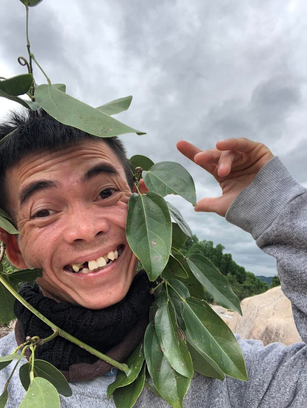 Không sở hữu ngoại hình ưa nhìn nhưng chính sức hút kỳ lạ và nguồn năng lượng tích cực đã giúp nam YouTuber thu hút sự chú ý của người xem từ trong đến ngoài nước.