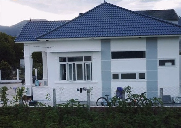 Tổ ấm của nam YouTuber được thiết kế theo kiểu nhà cấp bốn, mái nhà được lớp bằng ngói Thái Lan, có 2 phòng ngủ, 1 phòng khách, 1 bếp, 2 nhà vệ sinh.