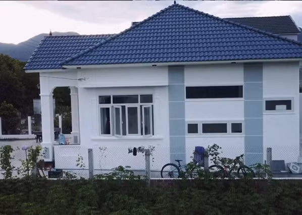 Tổ ấm của nam YouTuber được thiết kế theo kiểu nhà cấp bốn, mái nhà được lớp bằng ngói Thái Lan, có 2 phòng ngủ, 1 phòng khách, 1 bếp, 2 nhà vệ sinh.