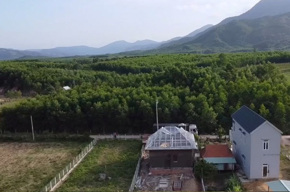 Mảnh đất có tổng diện tích 648m2, dài 54m, rộng 12m, là tài sản giá trị cũng như dấu ấn quan trọng trong cuộc đời nam YouTuber.