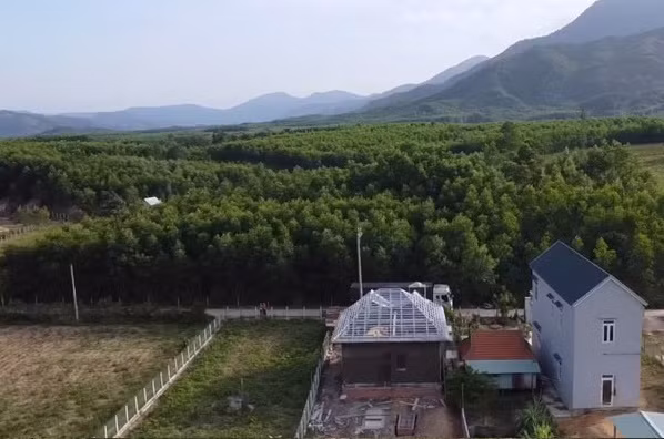 Mảnh đất có tổng diện tích 648m2, dài 54m, rộng 12m, là tài sản giá trị cũng như dấu ấn quan trọng trong cuộc đời nam YouTuber.