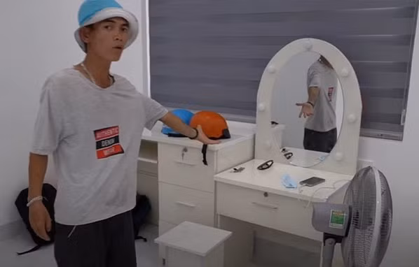 So Y Tiết cũng không giấu khán giả khi được hỏi về thu nhập. Theo đó, hiện tượng mạng kiếm ổn định 300.000 đến 600.000 đồng/ngày từ việc hát sinh nhật bằng cách đếm số cho fan quốc tế trên nền tảng mạng.