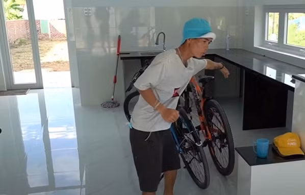 Ngoài ra So Y Tiết cũng có thêm nguồn thu từ việc tham gia các sự kiện, quảng cáo. Bạn gái Bông Lan sẽ giúp đỡ anh trong việc soạn và sắp xếp hợp đồng làm việc.