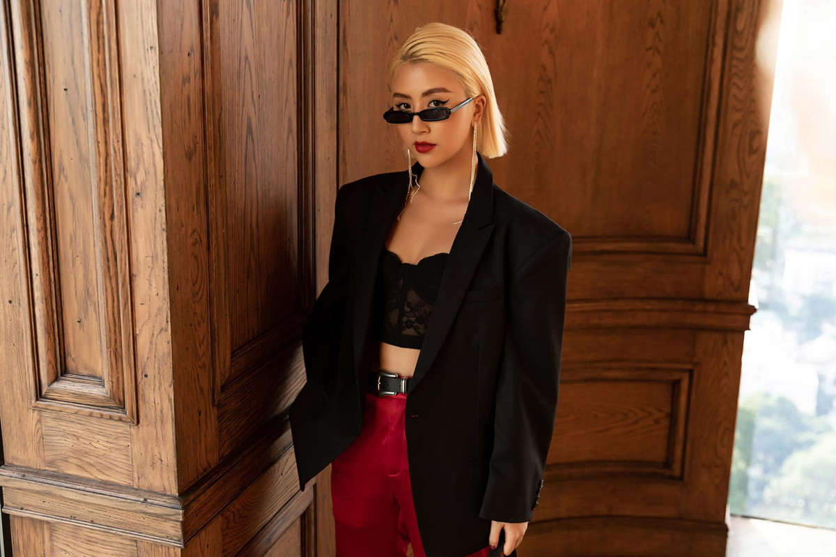 Trên trang cá nhân của mình, Quỳnh Anh Shyn liên tục khoe những bức ảnh fashion lạ mắt.