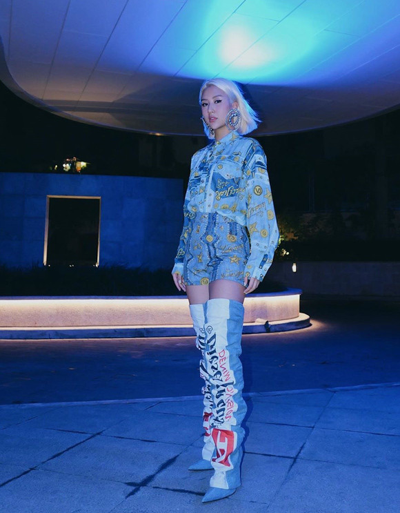 Tháng 10/2019, Quỳnh Anh Shyn từng bị dân mạng "mổ xẻ" khi mặc chiếc quần 2 cạp lạ mắt trong một game show truyền hình. Trước đó, vào tháng 7, bức ảnh diện bikini, đi boots cao cổ chạy trên đồi cát của cô nàng cũng nhận nhiều ý kiến trái chiều.