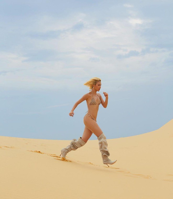 Theo nhiều fan tinh mắt, chiếc quần nylon của Quỳnh Anh Shyn khá giống với trang phục biểu diễn trên sân khấu của Hwasa, thành viên nhóm Mamamoo.