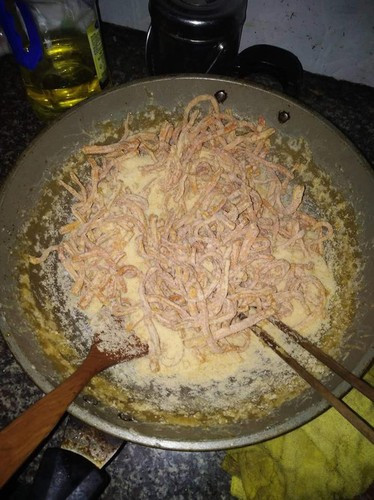 Thế nhưng dù lý do nào đi chăng nữa thì các chị em cũng tạm gác qua một bên để "chiêm ngưỡng" những tác phẩm cười ra nước mắt.