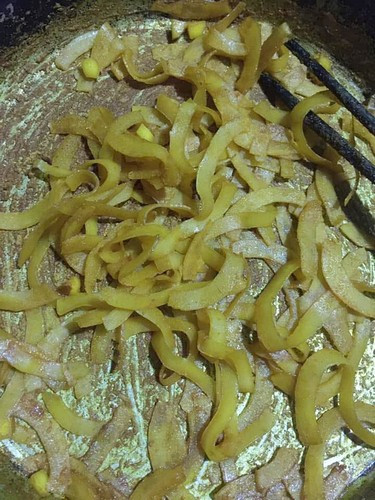 Tuy nhiên, không phải chị em nào cũng có thể thành công với món ăn ngọt ngào nhưng đỏng đảnh này. Thậm chí, họ còn gặp thất bại thảm hại với món mứt dừa tưởng như đơn giản nhất.