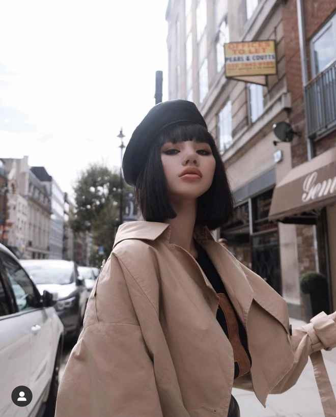 Người đẹp sinh năm 1997 chọn kiểu trang điểm nhẹ nhàng nhưng không kém phần năng động, tự tin.