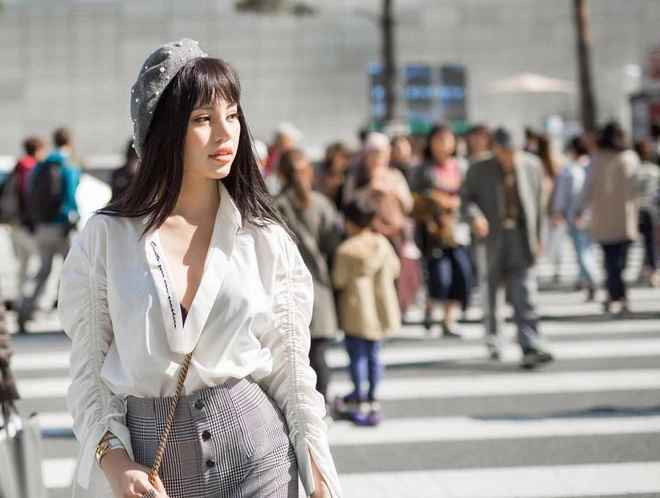 Theo chia sẻ, tất cả các set đồ Jolie Nguyễn chuẩn bị trong chuyến công tác tại Hàn Quốc vừa qua đều là những trang phục của nhà thiết kế Việt.