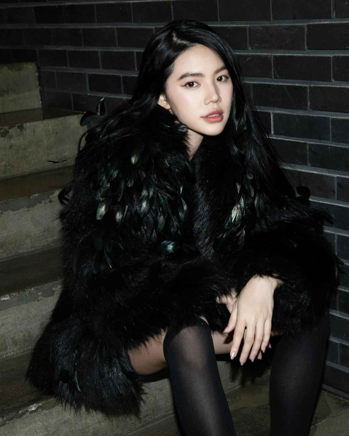 Theo đó, Hoa hậu Thế giới người Việt tại Úc 2015 tranh thủ làm vlog giới thiệu về văn hoá, ẩm thực địa phương cũng như thực hiện bộ hình thời trang streetstyle khi dạo phố.