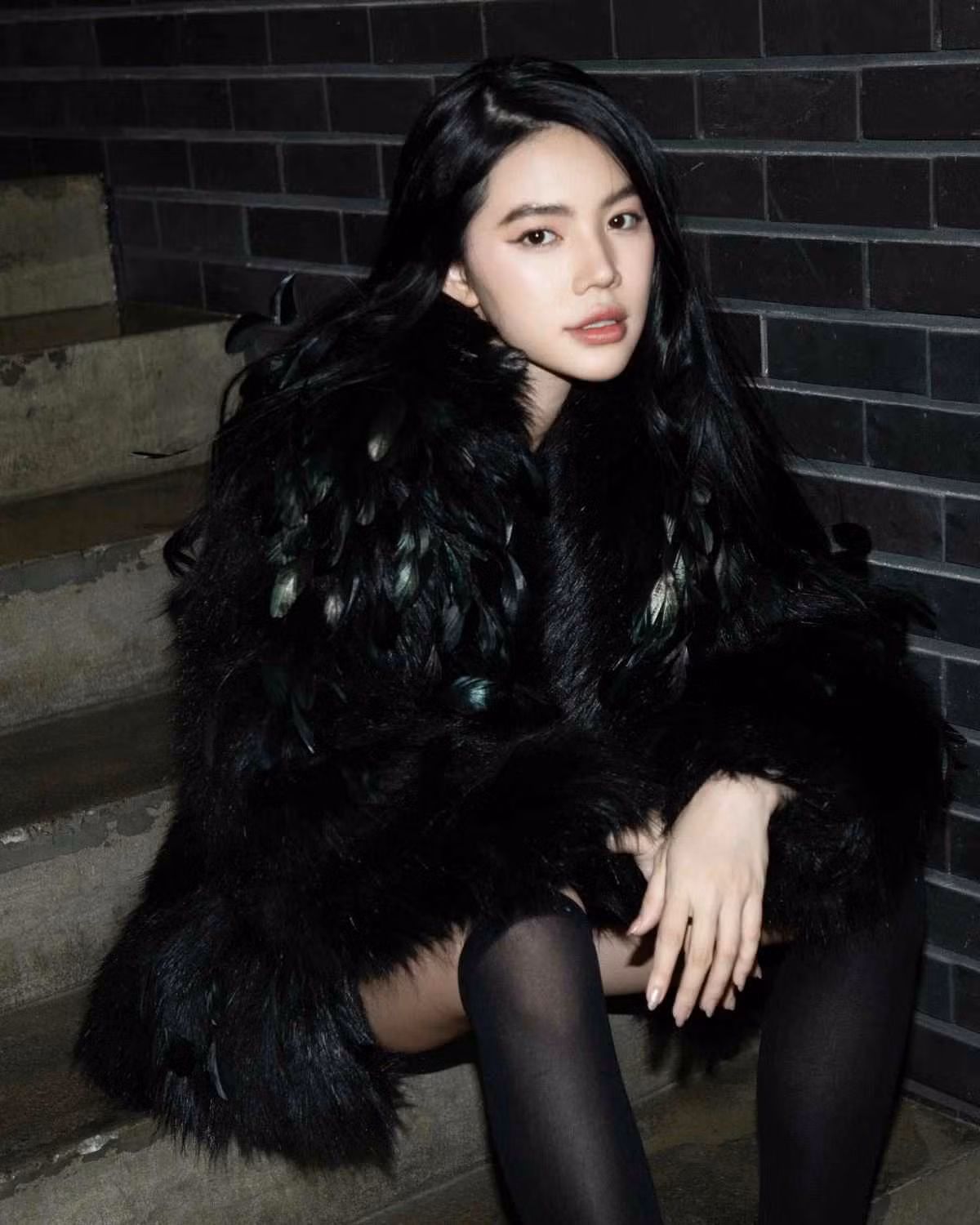 Theo đó, Hoa hậu Thế giới người Việt tại Úc 2015 tranh thủ làm vlog giới thiệu về văn hoá, ẩm thực địa phương cũng như thực hiện bộ hình thời trang streetstyle khi dạo phố.