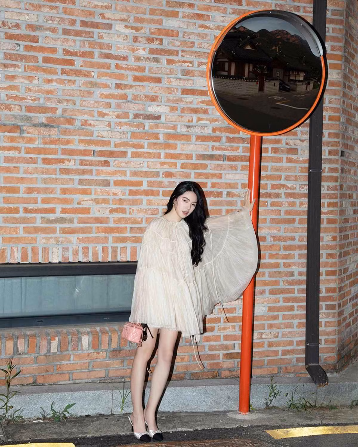 Mới đây, nhân chuyến công tác tại Seoul (Hàn Quốc) để tham dự tuần lễ thời trang Seoul Fashion Week 2024, Jolie Nguyễn đã có dịp nghỉ ngơi kết hợp thăm thú du lịch thêm những địa danh nổi tiếng ở Hàn Quốc.