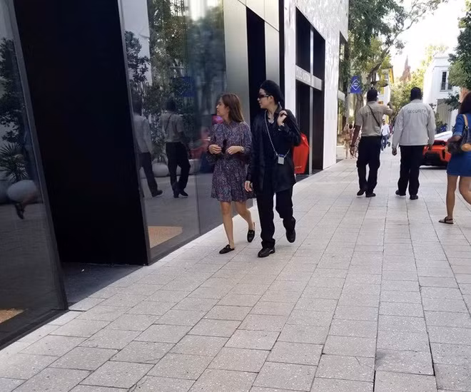 Trước đó, giọng ca Tứ phủ và Gil Lê bị phát hiện đeo nhẫn đôi. Cặp nhẫn được xem là bằng chứng tiết lộ mối quan hệ trên mức đồng nghiệp của hai người. Tuy nhiên, khi vướng nghi vấn hẹn hò, đại diện Hoàng Thùy Linh lên tiếng phủ nhận. Còn phía Gil Lê chọn cách im lặng và khóa chế độ bình luận trên trang cá nhân.