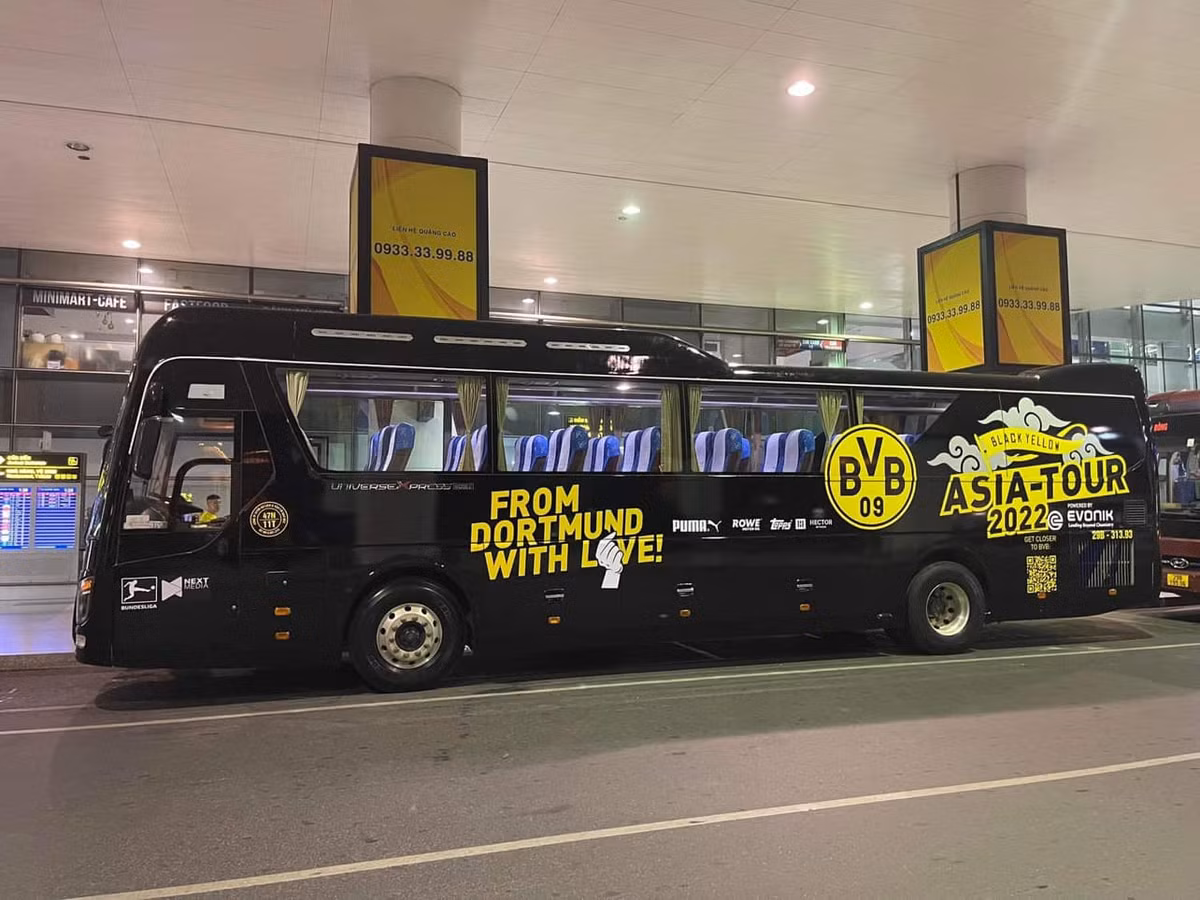 Chiếc xe bus của Dortmund di chuyển trong những ngày tại Hà Nội. Ảnh sử dụng trong bài: Next Sports.