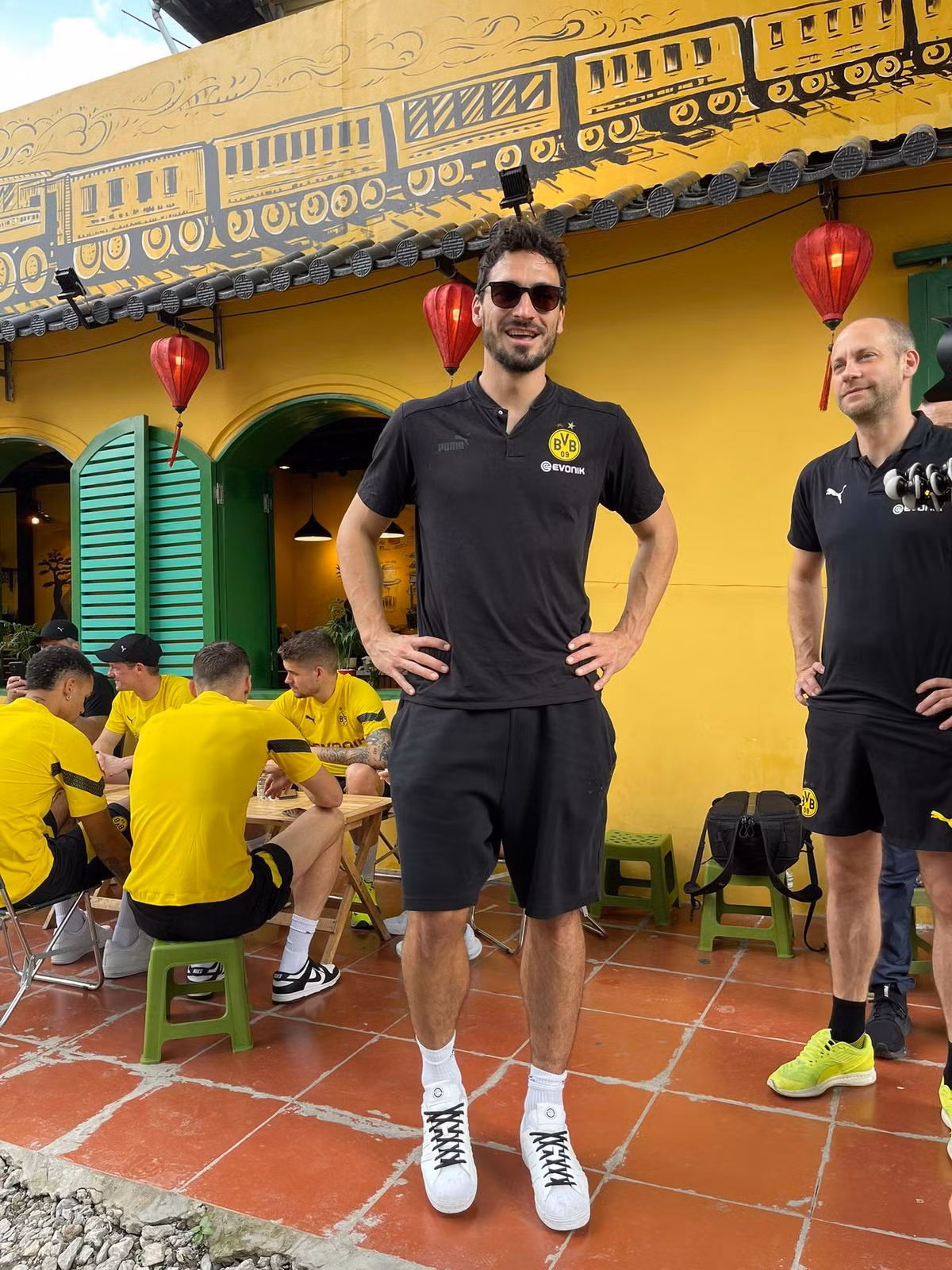 CLB Borussia Dortmund mở cửa tự do cho khán giả vào theo dõi các ngôi sao rèn rũa chuyên môn. Kết thúc buổi tập, các cầu thủ của đội bóng vùng Ruhr sẽ ký tặng, chụp ảnh kỷ niệm cùng người hâm mộ tại khu vực khán đài A.