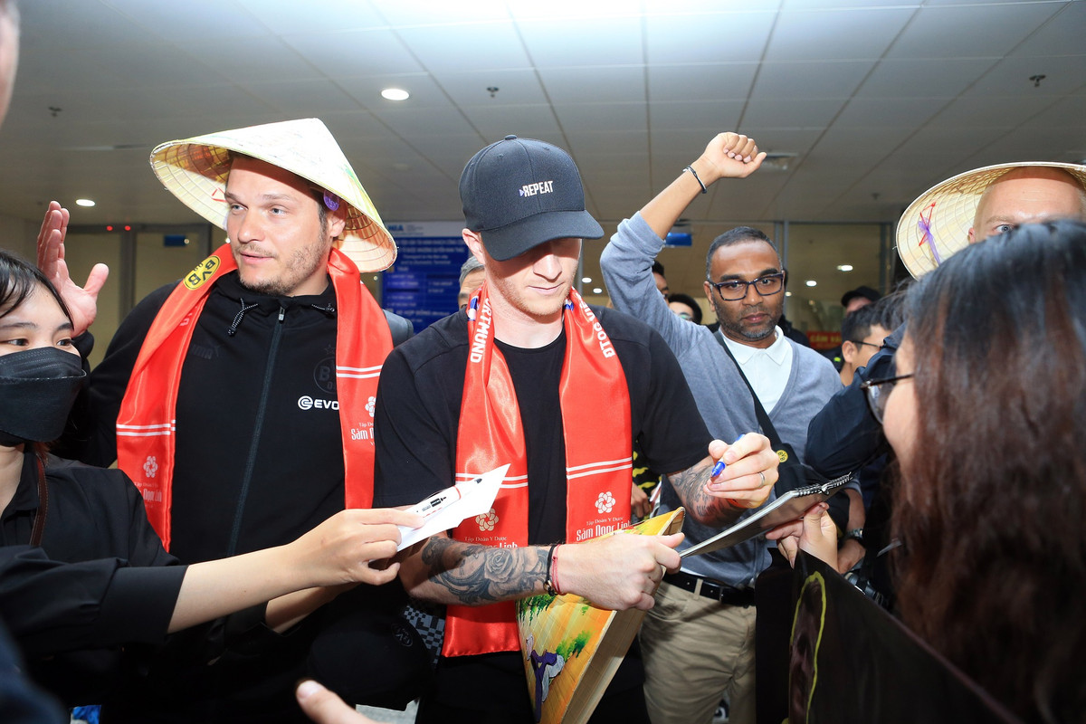 Do số lượng người quá đông, các thành viên của đội bóng này ở tại 4 khách sạn khác nhau tại khu vực nội thành Hà Nội.