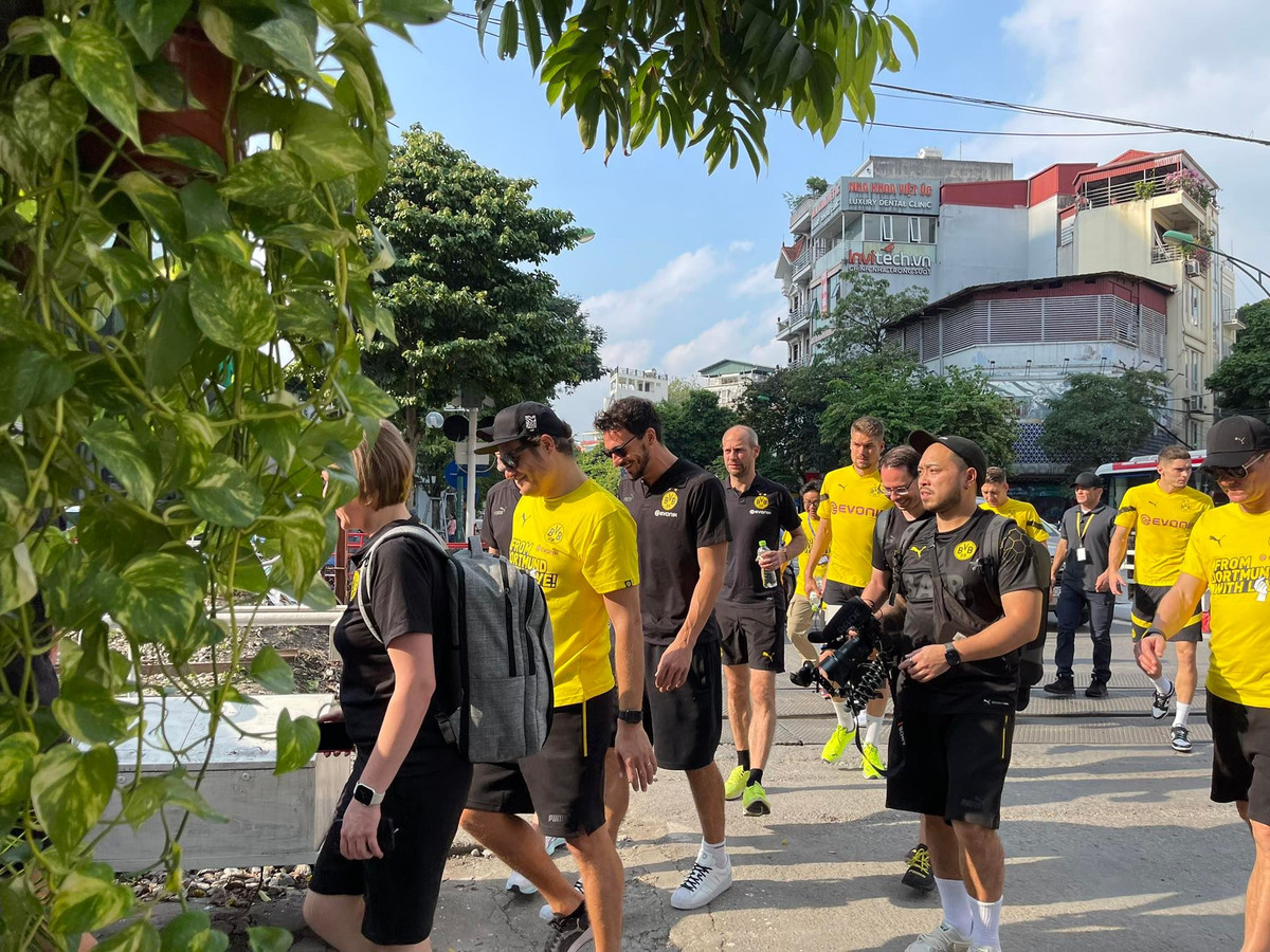 Sự có mặt của các cầu thủ Dortmund đã thu hút được sự chú ý của không ít người dân Hà Nội.