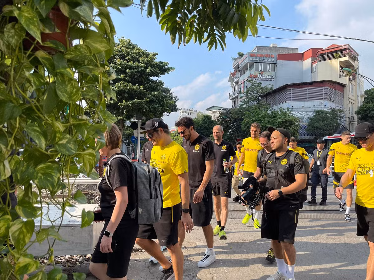 Sự có mặt của các cầu thủ Dortmund đã thu hút được sự chú ý của không ít người dân Hà Nội.
