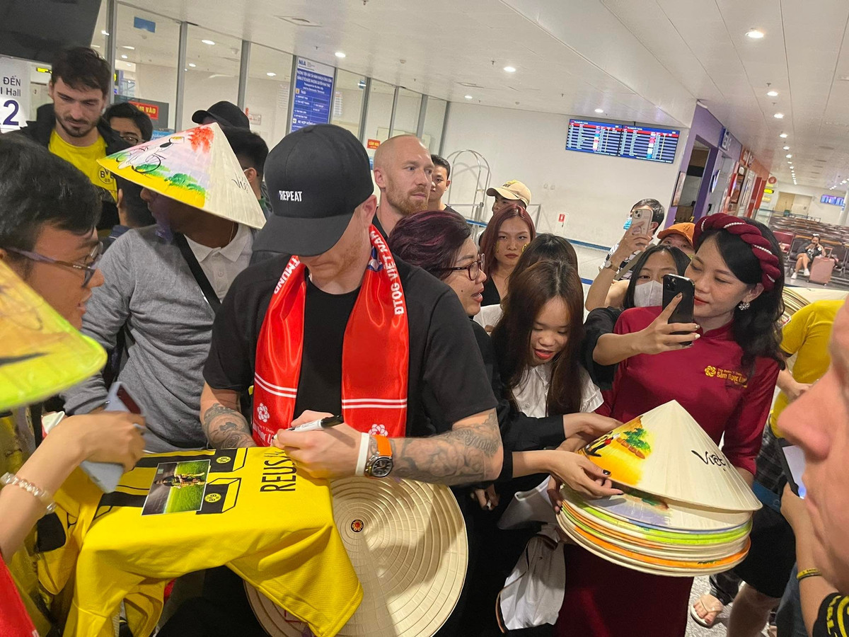 Sau khi ra khỏi phòng làm thủ tục nhập cảnh, Reus đã nán lại kí tặng các CĐV Việt Nam.