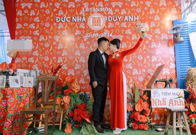 “Sáng 22/9, mình theo chồng về dinh. Có mặt ở nhà trai tại Sóc Trăng, mình sửng sốt trước những gì nhìn thấy. Một đám cưới đầy hoài niệm theo phong cách cổ xưa, mọi thứ đều được chuẩn bị một cách chỉn chu”, cô dâu Duy Anh chia sẻ.