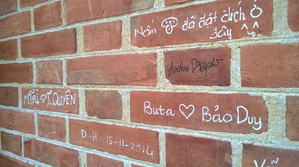 Trước đó, không ít lần những màn vẽ bậy lên tường từng bị dân mạng lên án chỉ trích nặng nề.