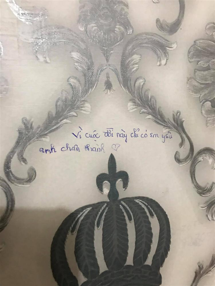 Một số khác thì tỏ ra buồn cười trước những lời sến súa mà một cặp đôi nào đó đã để lại. Đồng thời cũng không quên chia buồn với chủ mới của căn phòng vì đã dính phải trường hợp này.