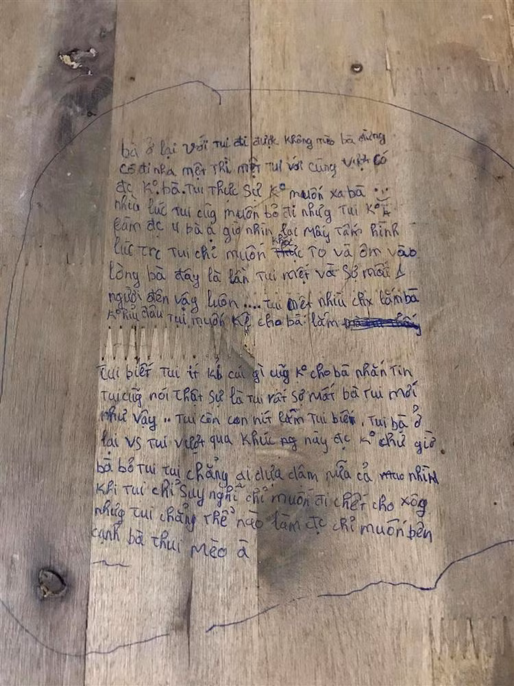 Cụ thể, ngay sau khi nhận phòng trọ mới thuê, anh chàng đã phát hiện ra hàng loạt những dòng chữ, hình thù được vẽ chi chít trên tường và sàn gỗ với nội dung thể hiện tình cảm yêu đương sến súa.