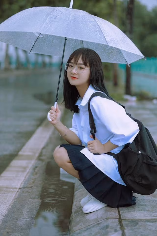 Còn khó khăn thì cũng có rất nhiều, ví dụ như việc mình phải chịu áp lực từ nhiều phía dư luận với những bình luận khiếm nhã như miệt thị ngoại hình,... và cả những khó khăn trong công việc.” - Gấm Kami tâm sự